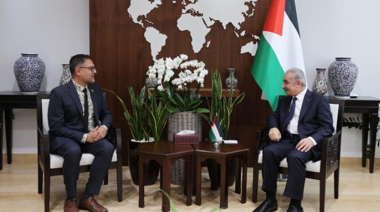 تفاصيل لقاء اشتية بسفير كندا لدى فلسطين