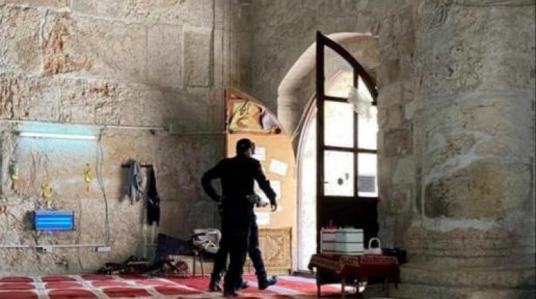 بالفيديو: قوات الاحتلال تقتحم مصلى باب الرحمة وتقطع الكهرباء