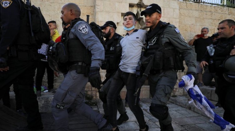سلطات الاحتلال تصدر لوائح اتهام ضد 19 شابا اعتقلوا خلال اقتحام "الأقصى"