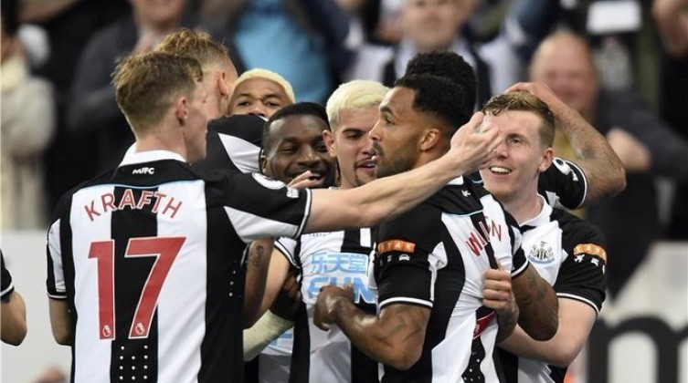 شاهد- نيوكاسل يتغلب على مانشستر يونايتد ويخطف المركز الثالث بالدوري الإنجليزي