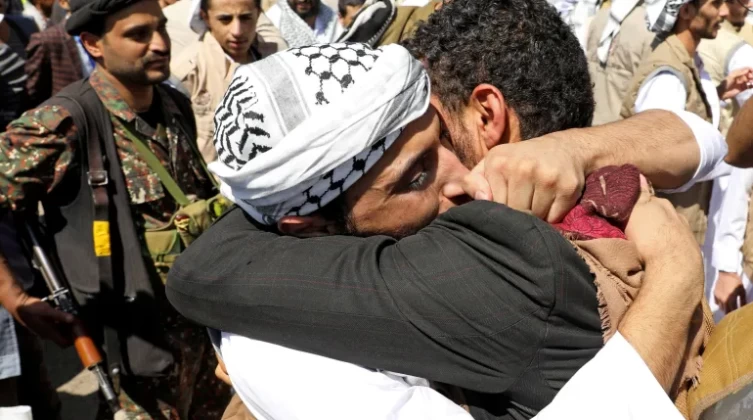 الإفراج عن 104 أسرى من الحوثيين بمبادرة إنسانية