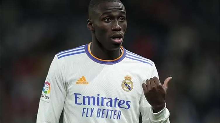 ريال مدريد يحسم قراره النهائي بشأن مستقبل الفرنسي فيرلاند ميندي