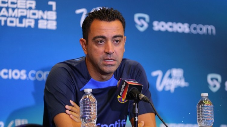 تشافي يعلن قائمة برشلونة أمام أتلتيكو مدريد غدًا