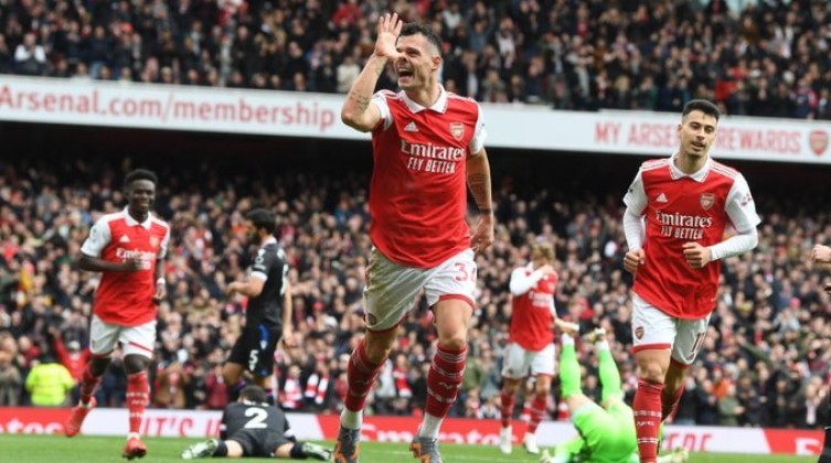 شاهد- أرسنال يكتسح ليدز برباعية ويواصل الانفراد بصدارة الدوري الإنجليزي