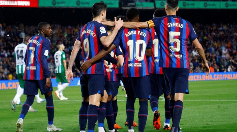 شاهد- برشلونة يكتسح ريال بيتيس برباعية نظيفة ويضع يده على الليغا