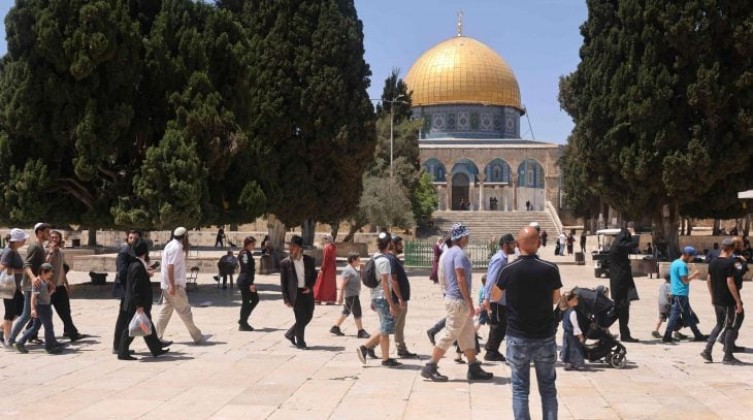 المستوطنون يقتحمون المسجد الأقصى ويرفعون علم إسرائيل