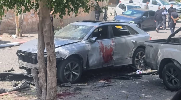 بالصور: إصابة خطيرة إثر انفجار سيارة بالرملة