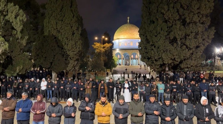 بالصور: الآلاف يؤدون صلاة فجر العاشر من رمضان في المسجد الأقصى
