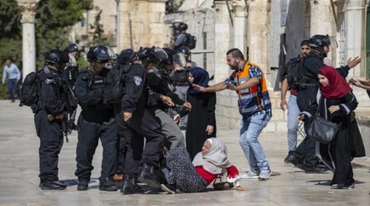 "حماس": الاعتداء على المصلين في "الأقصى" عدوان على حرية العبادة