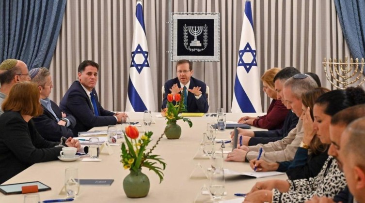 "صحيفة عبرية" تتحدث عن آخر مستجدات المفاوضات بين الحكومة الإسرائيلية والمعارضة