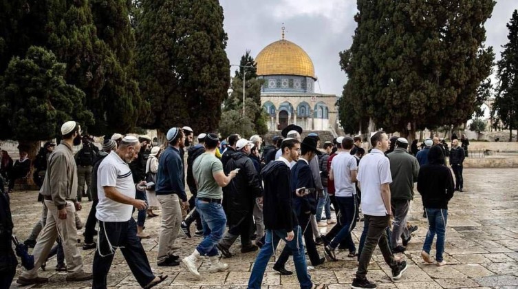 بالفيديو والصور: الاحتلال يفرض قيودا مشددة بالقدس وعشرات المستوطنين يقتحمون الأقصى