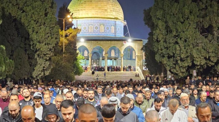 بالصور: عشرات الآلاف يؤدون صلاتي العشاء والتراويح في "الاقصى"