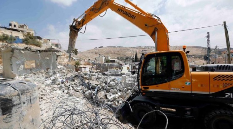 مستوطنون يهدمون منشآت ومحال تجارية في الخليل