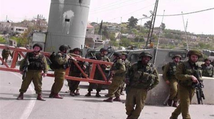 بالفيديو: الاحتلال يطلق النار تجاه شاب بزعم تنفيذه  عملية طعن في الخليل