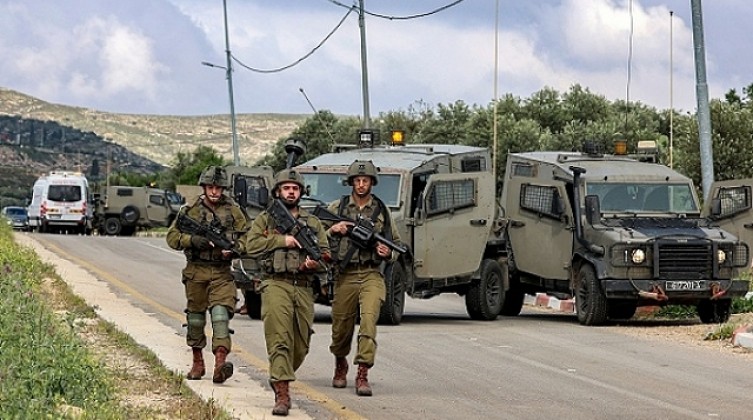 قوات الاحتلال تواصل تشديد إجراءاتها العسكرية على حاجز الحمرا في الأغوار