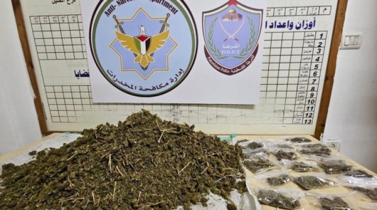 بالصور: الشرطة تُحبط محاولة تهريب كمية كبيرة من المواد المخدرة بالخليل ورام الله