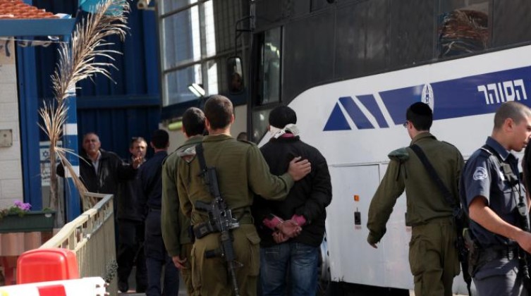 الاحتلال يمدد اعتقال 4 فتية مقدسيين