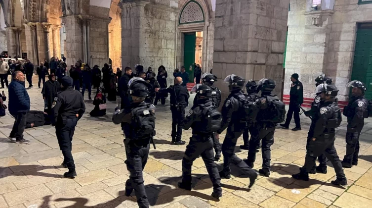 بالفيديو: قوات الاحتلال تقتحم مجددًا المسجد الأقصى وتقمع المصلين