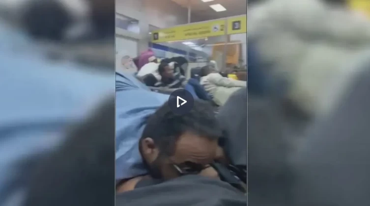 بالفيديو: مشاهد صادمة واشتباكات عنيفة.. السودانيون يفترشون أرضية مطار الخرطوم