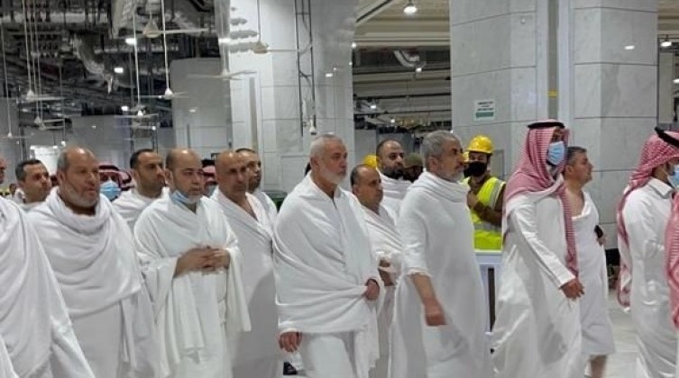 وفد حماس يؤدي مناسك العمرة