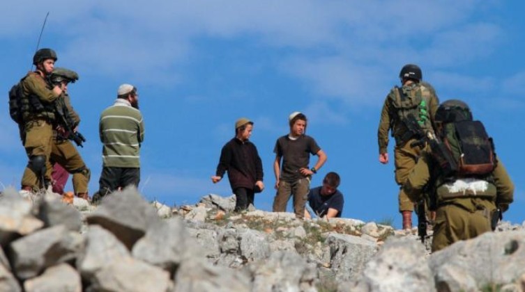 مستوطنون يعتدون على ثلاثة أشقاء ويحطمون مركبتهم شرق رام الله