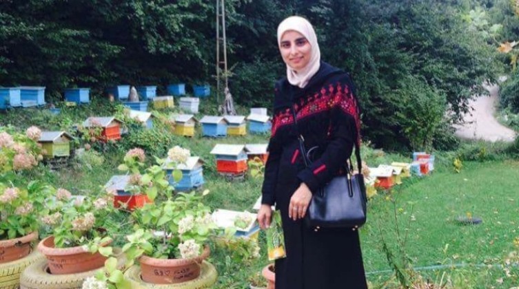 معلمة فلسطينية تفوز بجائزة خليفة للمعلم المبدع
