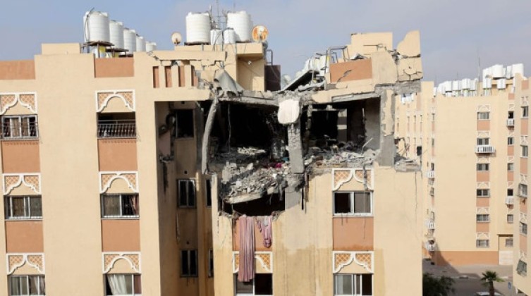 الأشغال بغزة: العمارة المستهدفة في مدينة حمد بحاجة للتدعيم العاجل