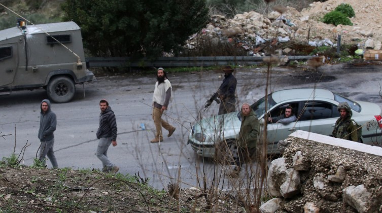 مستوطنون يهاجمون مركبات المواطنين قرب يعبد