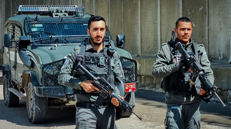 الاحتلال يواصل إغلاق قرية المغير لليوم الخامس عشر