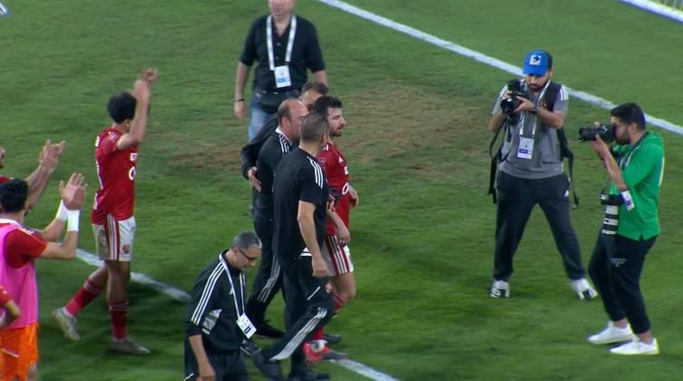 شاهد- لاعب الأهلي يخطف الأنظار بعد نهاية السوبر المصري