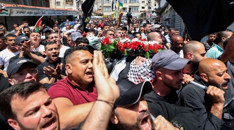 جماهير حاشدة تشيع جثمان الشهيد صالح صبرة في نابلس