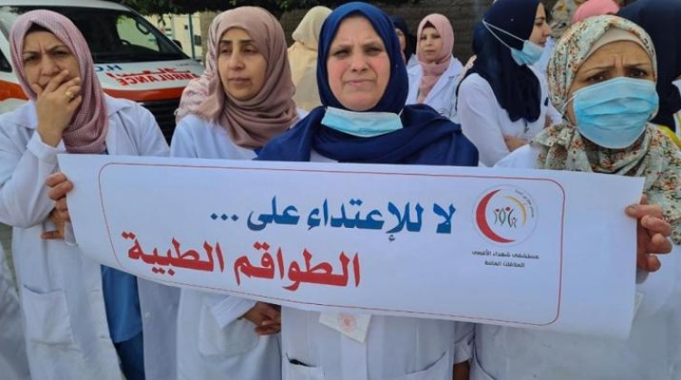 بالصور: وقفات احتجاجية للأطباء في جميع مستشفيات غزة لهذا السبب
