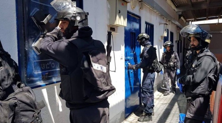 قوات القمع تقتحم سجني مجدو وريمون وتجري تفتيشات استفزازية