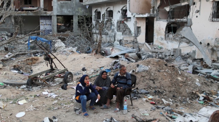 "الجهاد الإسلامي" تقدم مساعدات مالية لأسر شهداء ومتضرري العدوان الإسرائيلي الأخير