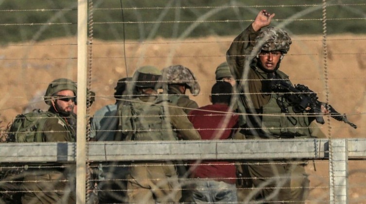 الاحتلال الإسرائيلي يعتقل شابين اثنين على حدود غزة