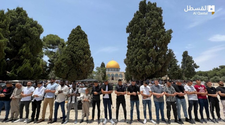 بالصور: 45 ألف مصل أدوا صلاة الجمعة في المسجد الأقصى