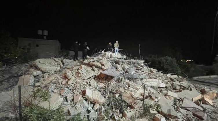 قوات الاحتلال تهدم منزل شرق قلقيلية