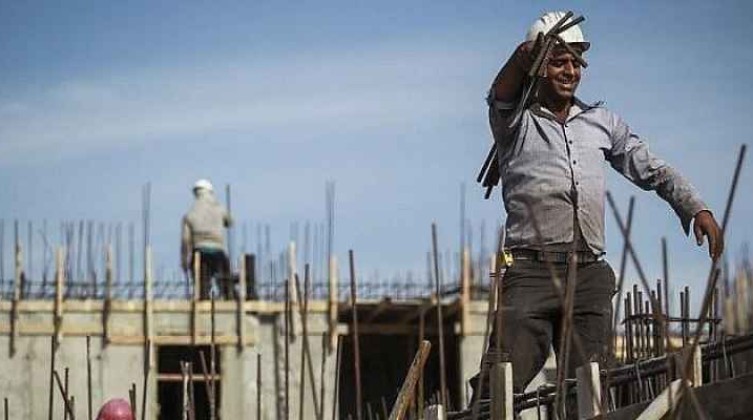 "العمل" تُشكل لجنة لإعادة دراسة معايير الترشيح لتصاريح الداخل