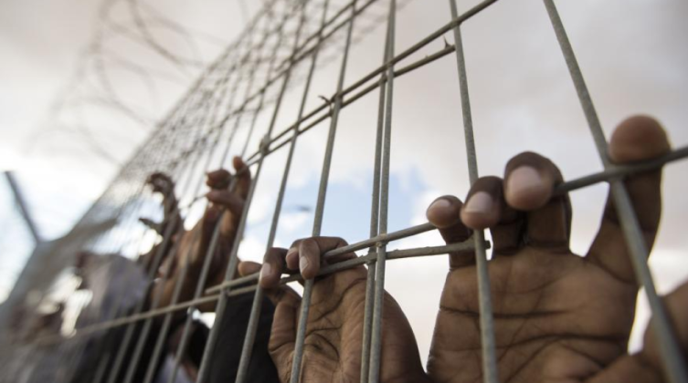 سلطات الاحتلال تواصل عزل "سعدات" و "غلمة" بظروف صعبة