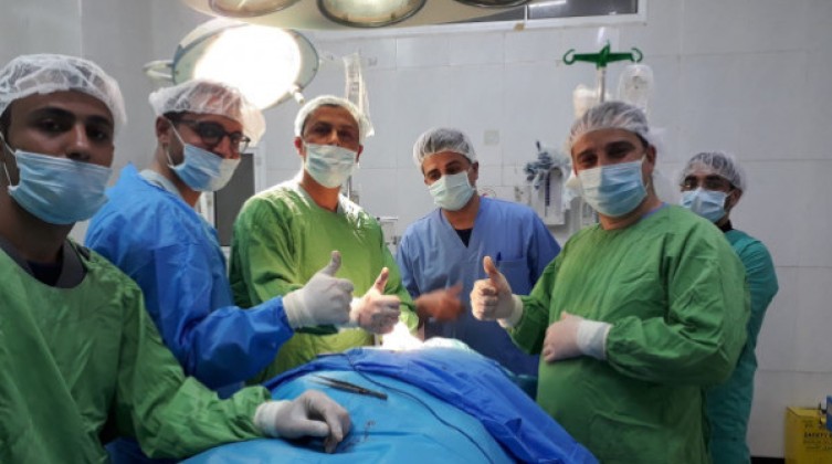 طاقم جراحة الأوعية الدموية في غزة يُجري عدة عمليات جراحية معقدة
