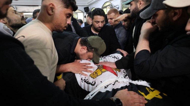 جماهير فلسطينية تشيع الشهيدين الحسني وعبد العال بمدينة غزة