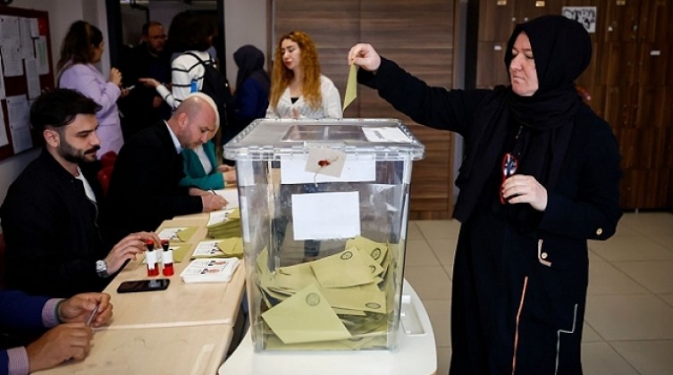 نتائج انتخابات تركيا: إردوغان يتصدّر النتائج بعد فرز نحو نصف الأصوات