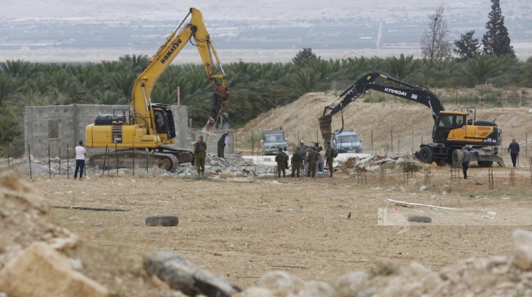 بالصور: الاحتلال يهدم منزلين قيد الإنشاء في الأغوار