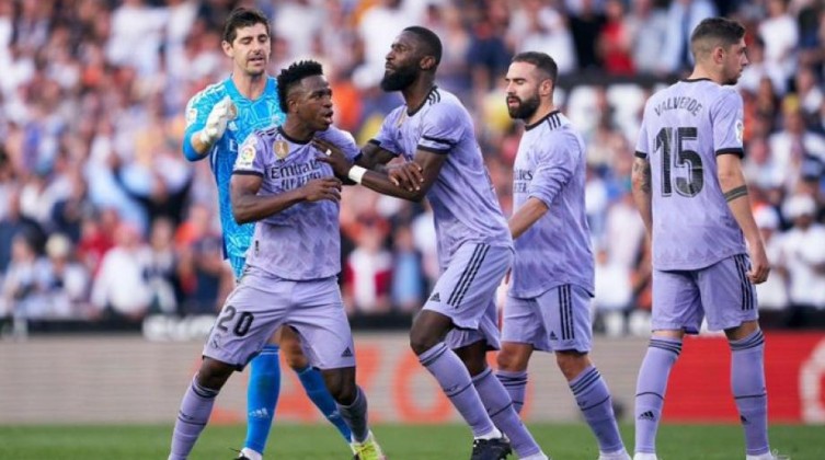 قرارات حاسمة من "الليغا" بعد الهتافات العنصرية