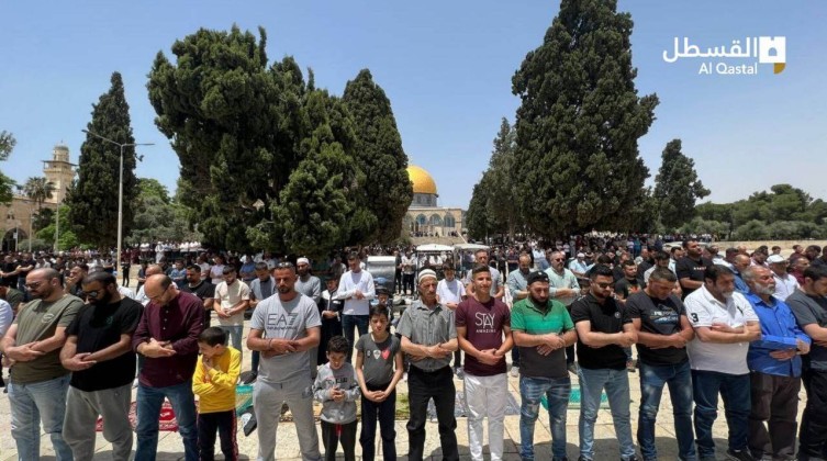 بالصور: 40 ألف مصلٍّ يؤدون صلاة الجمعة في المسجد الأقصى