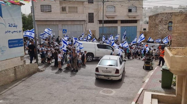 مستوطنون يشاركون في مسيرة استفزازية بالبلدة القديمة في الخليل
