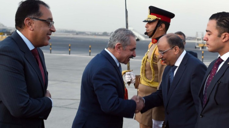 وفد وزاري برئاسة اشتية يصل إلى القاهرة