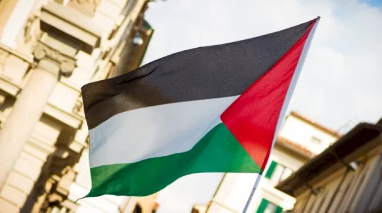 الكنيست يمرر بالقراءة التمهيدية قانونًا يحظر رفع العلم الفلسطيني
