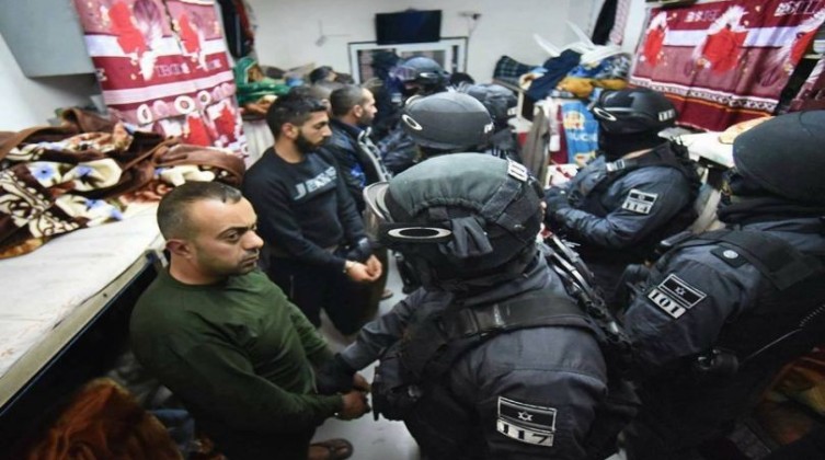 الاحتلال يقتحم قسم "8" في مجدو وينقل ثلاثة أسرى إلى الزنازين