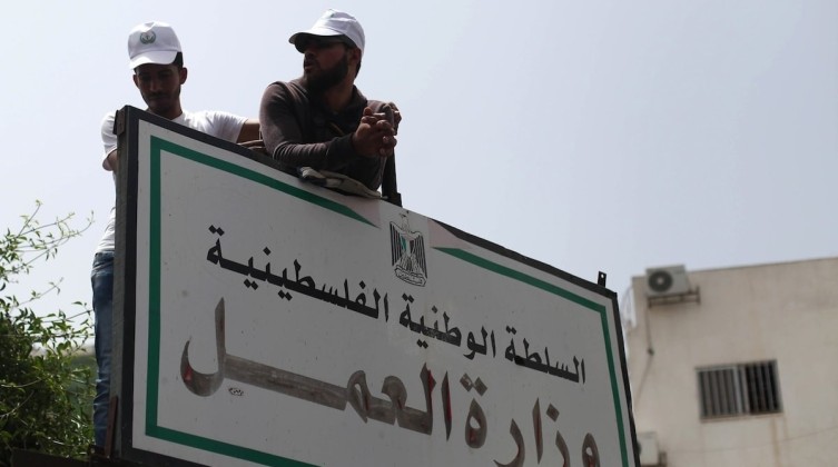"العمل بغزة" تعلن فتح باب التسجيل لمشروع خلق فرص عمل مؤقتة
